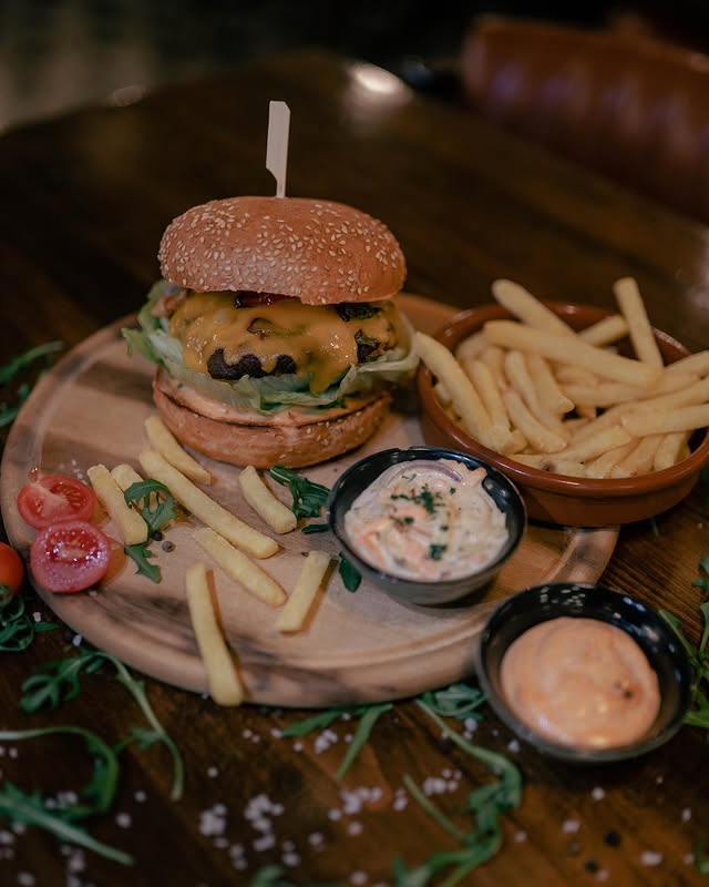 Heute Lust auf einen deftigen Burger? Wie wäre es mit unserem Chili Cheese Burger. Old but